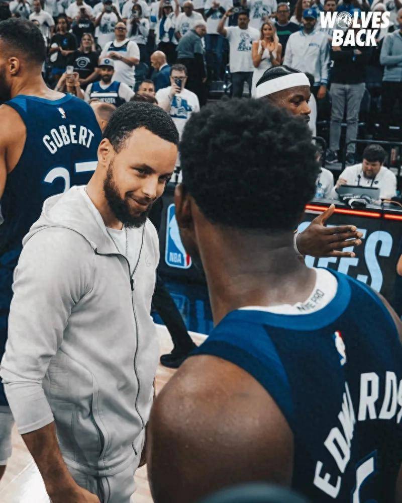 库里重返赛场，夺冠首场状态出色，DWG观众沸腾！