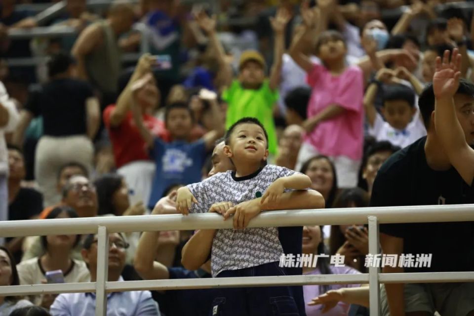 -科维托娃迎来十二赛季出色发挥，勇士观众热烈欢呼！-